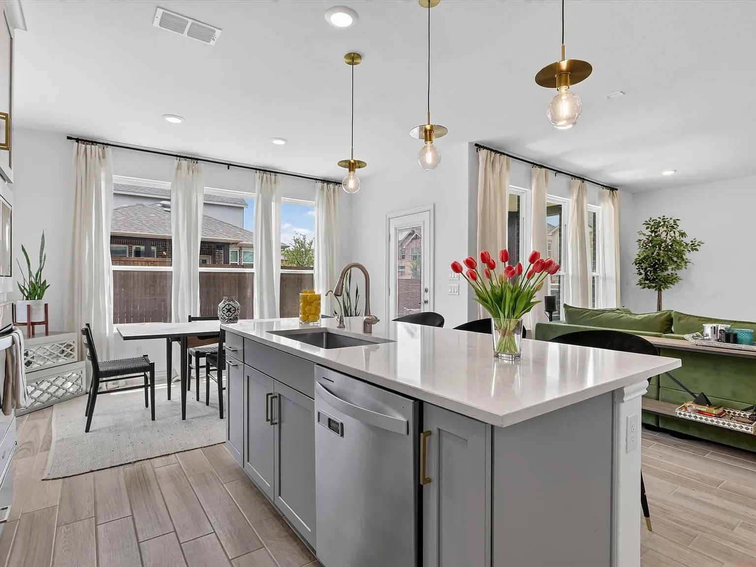 3 bed, 2.5 bath, 2216 sqft, $3,400 — Photo 3