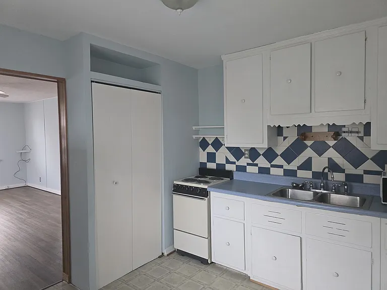 1305 Saint Michaels Ln — Photo 12