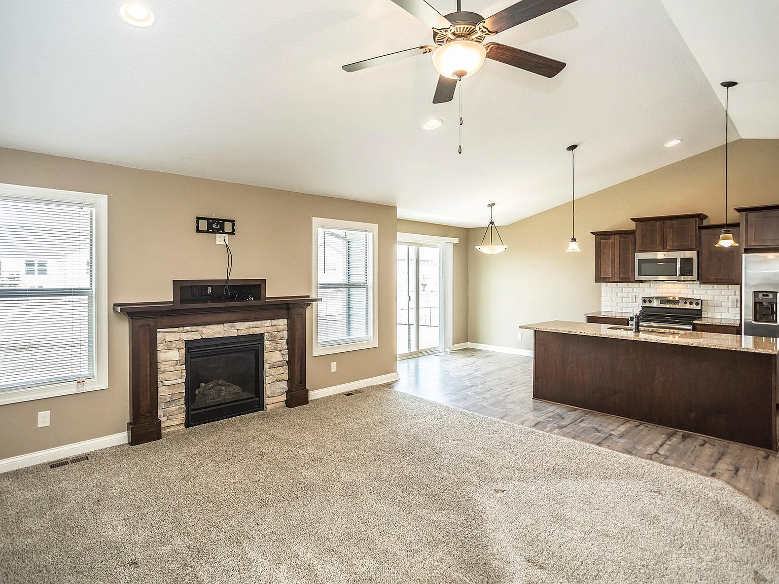 3 bed, 1408 sqft, $2,400 — Photo 3