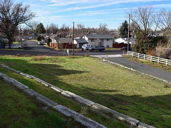 3rd image of 1097 SE Date Ave