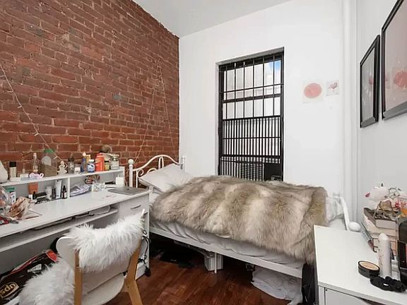 3rd image of 24 Saint Marks Pl APT 10