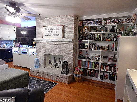4th image of 203 Spring St