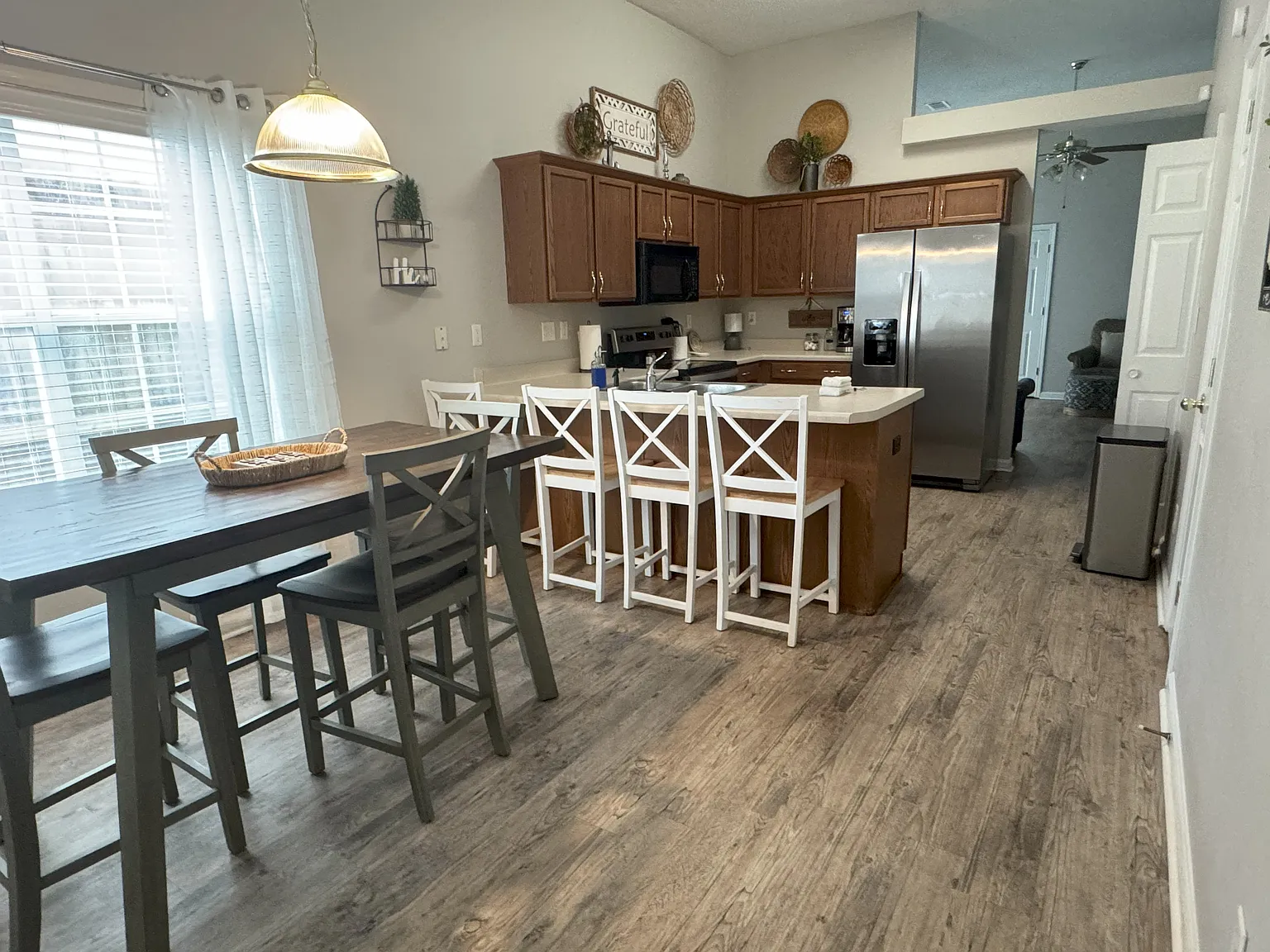 3 bed, 1350 sqft, $3,990 — Photo 2