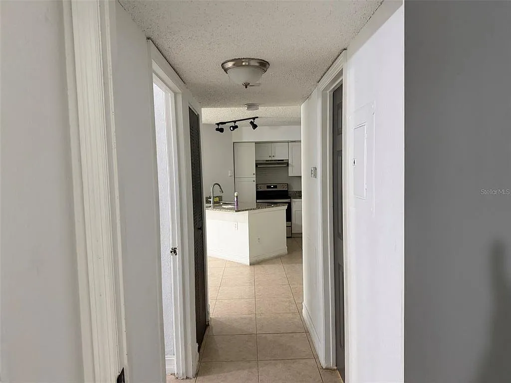 2 bed, 1.0 bath, 934 sqft, $1,700 — Photo 4
