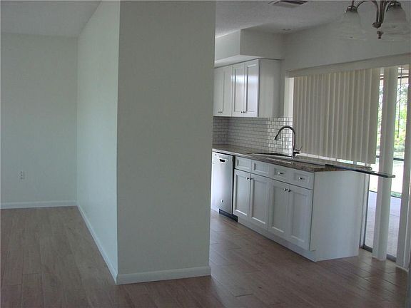 3rd image of 520 NW Airoso Blvd