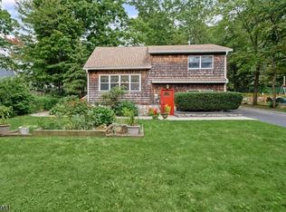9 Melrose Ave W, Hewitt, NJ 07421
