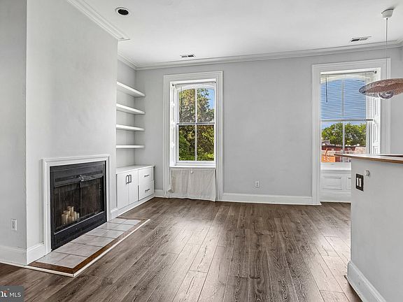 4th image of 2231 Green St APT 2