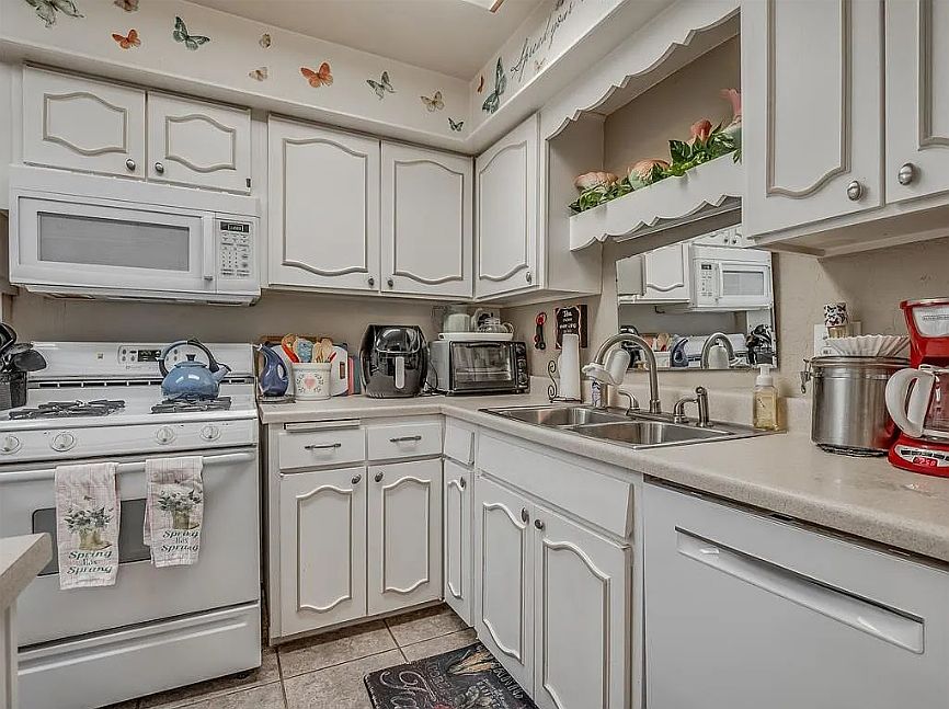1st image of 1319 E Randolph Ct APT B