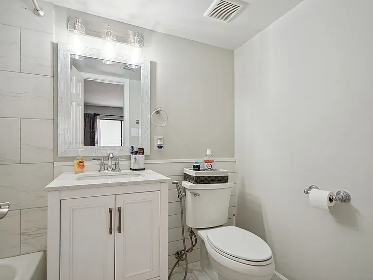 102 Monroe St #201 — Photo 25