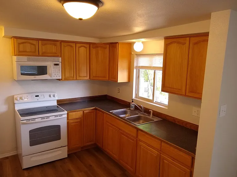 1390 Retsil Rd E — Photo 12