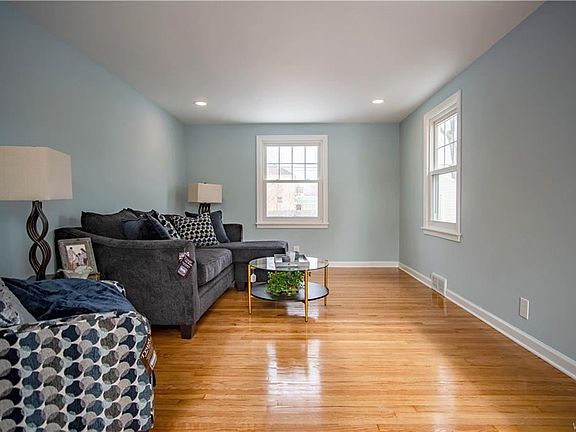 3rd image of 282 Southwood Dr