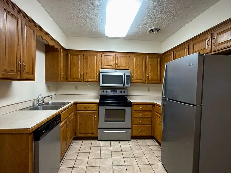 718-720 Republic Dr — Photo 5