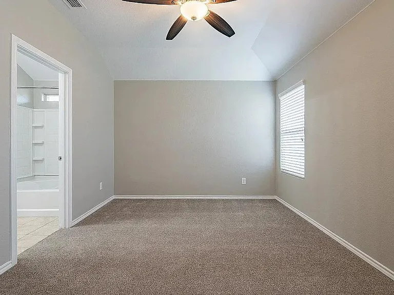 327 Chestnut Ln — Photo 4