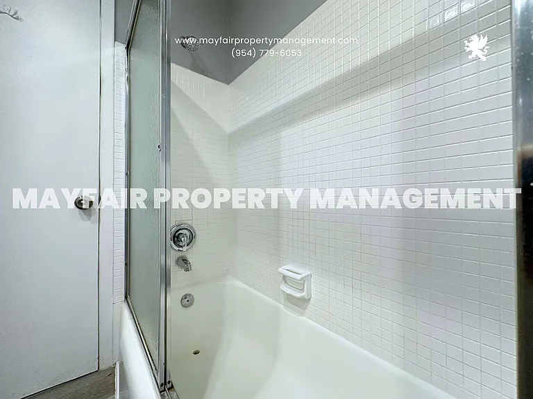 195 SE 10th St #3 — Photo 7