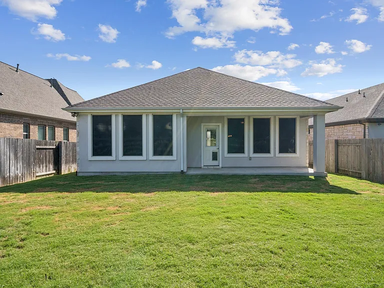 305 Crossvine Trl — Photo 1