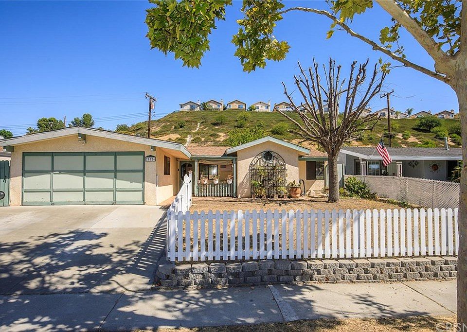 1st image of 27526 Crossglade Ave