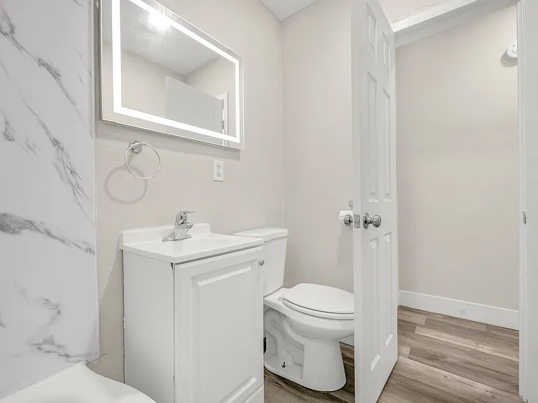 4500 N Lakewood Blvd — Photo 15