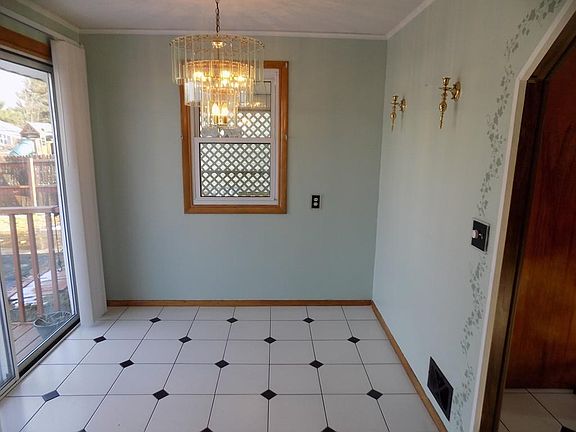3rd image of 70 Willwood St