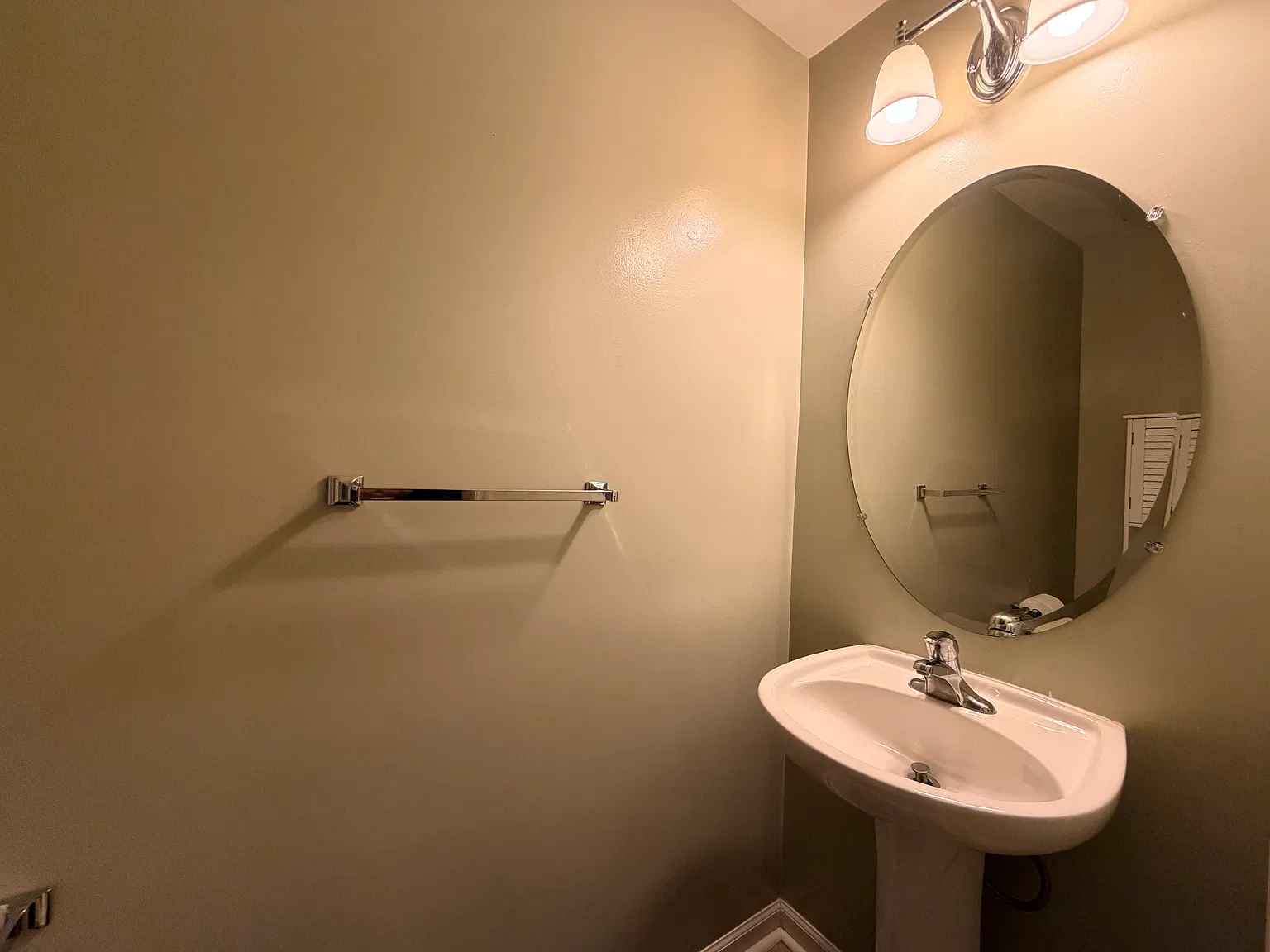 Spacious 3-bedroom, 2.5-bath home in the highly sought-after Ballenger — Photo 3