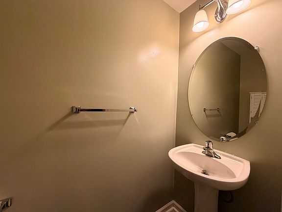 3rd image of 605 Tivoli Rd