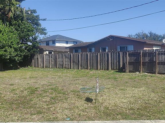 2nd image of 5825 Fillmore St