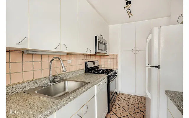 Sold by Douglas Elliman | media 21