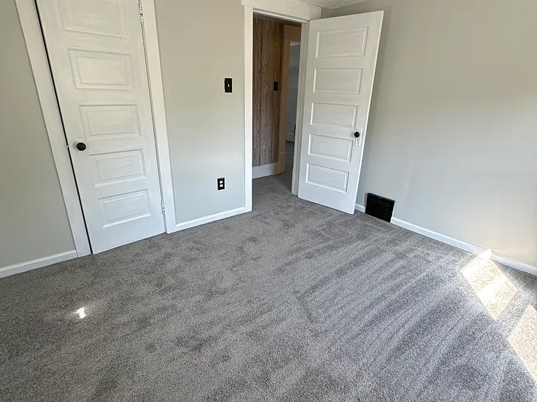639 Broadway St E — Photo 11