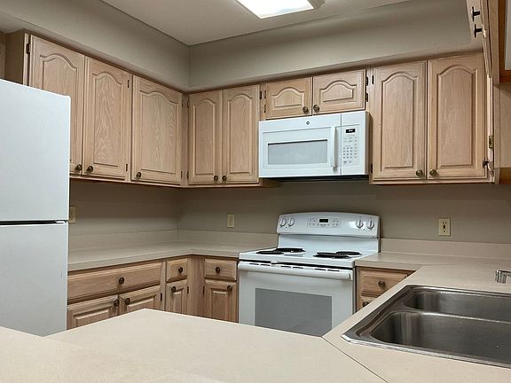 3rd image of 100-105 Regency Park Dr