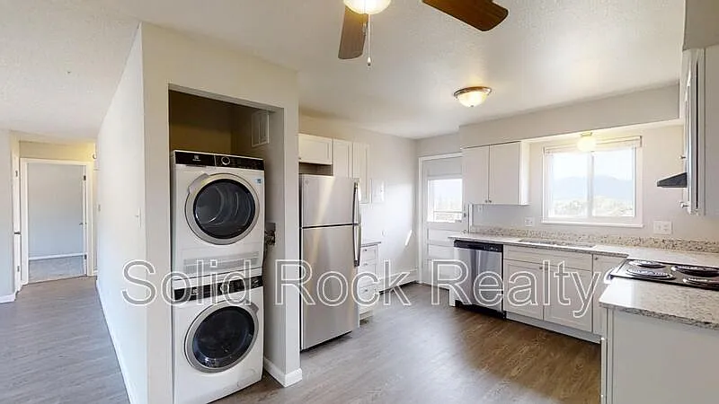 3 bed, 1.0 bath, 990 sqft, $1,300 — Photo 2