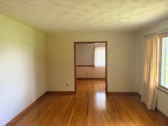 3rd image of 5110 Maysville Rd