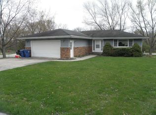 100 Woodland Rd, Morris, IL 60450