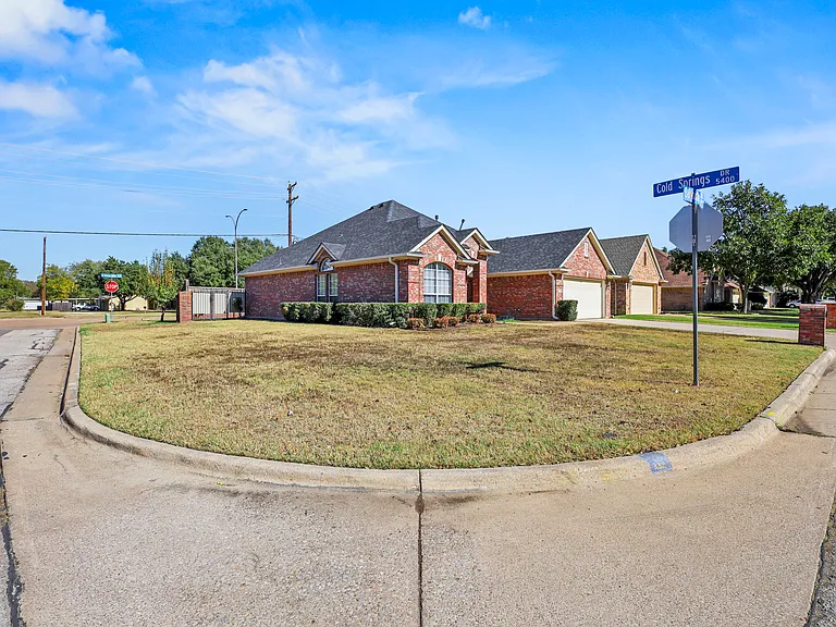 2127 Ballycastle Dr — Photo 2