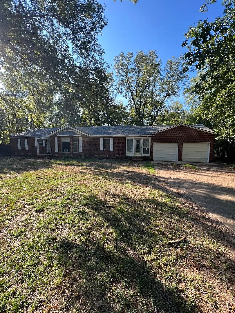 Massive 3/bed, 2 bath, newly updated! — Photo 1