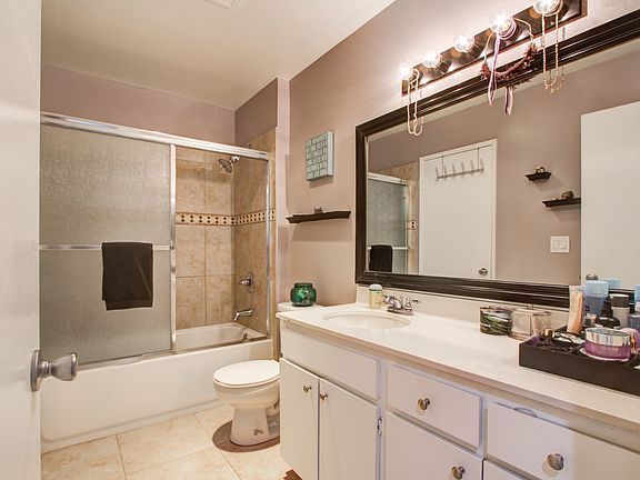 3rd image of 22133 Burbank Blvd Unit 3