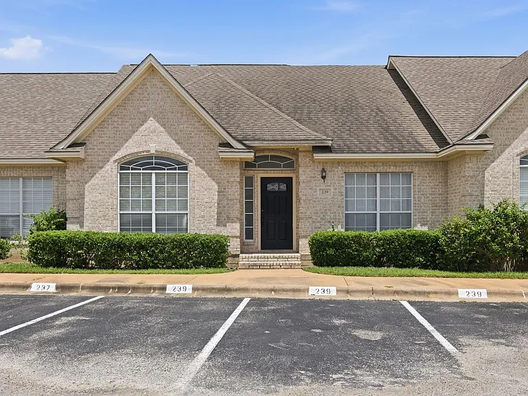 239 Navarro Dr — Photo 3