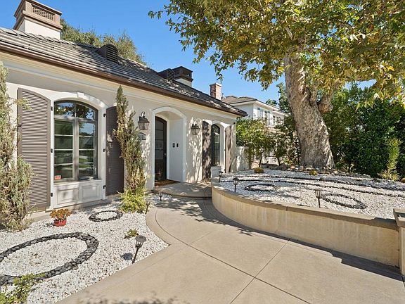 3rd image of 933 Coronado Dr