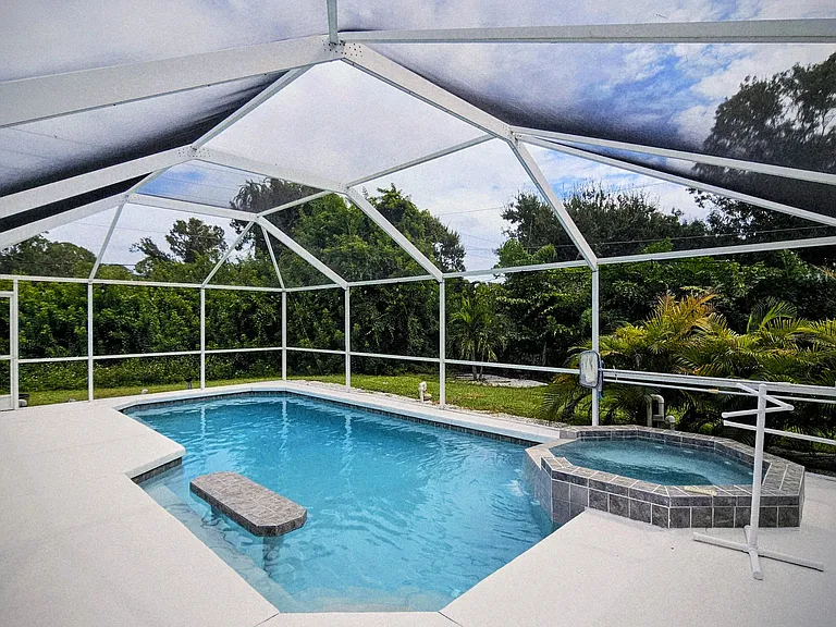 Screened lanai-heated pool & jacuzzi
