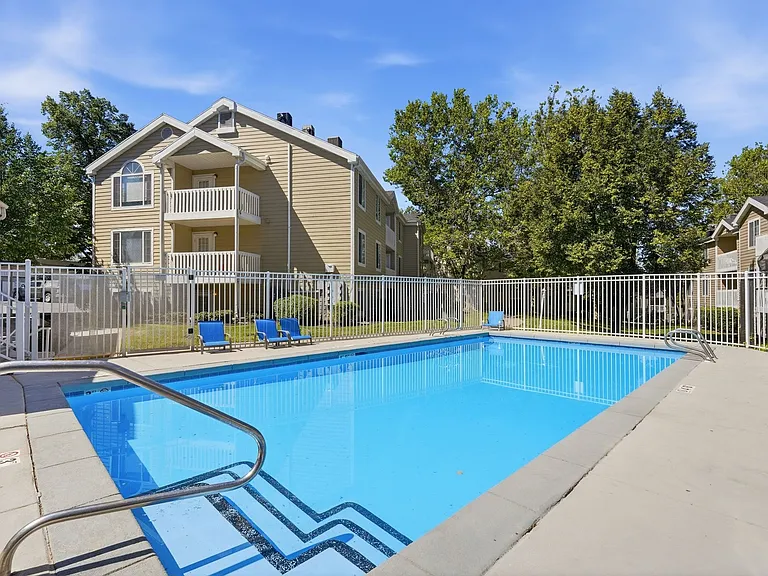 Woods Crossing Apartments — Photo 2