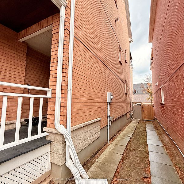 Oakville Townhouse for rent - 4 Bedrooms — photo 22