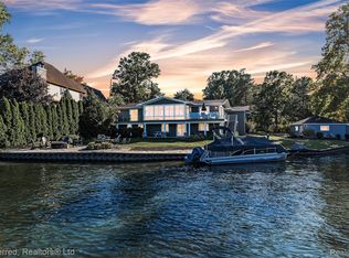 7660 Maceday Lake Rd, Waterford, MI 48329