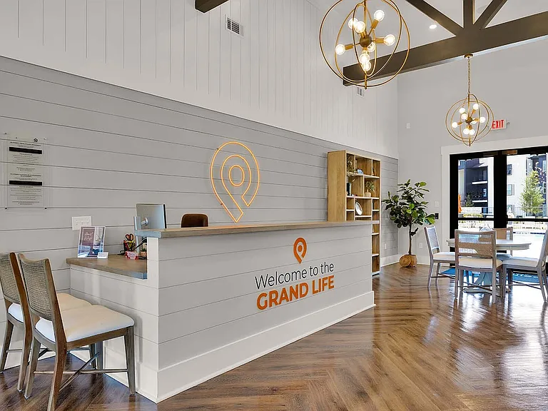 Pointe Grand Apartment Homes15