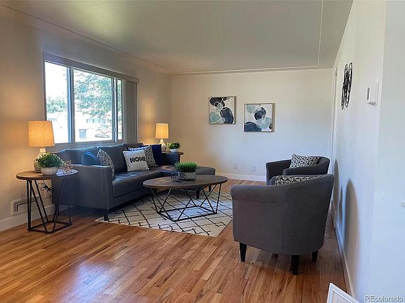 Sorry! Furniture not included. Cozy living room!