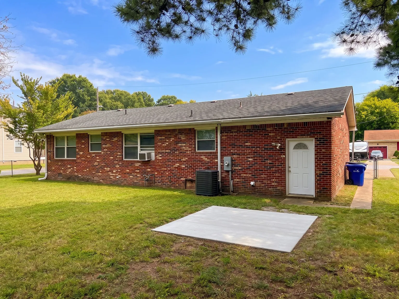 3 bed, 2.0 bath, 1537 sqft, $2,100 — Photo 2