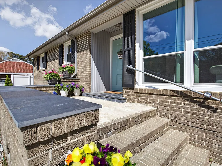 403 Holloway Dr — Photo 4