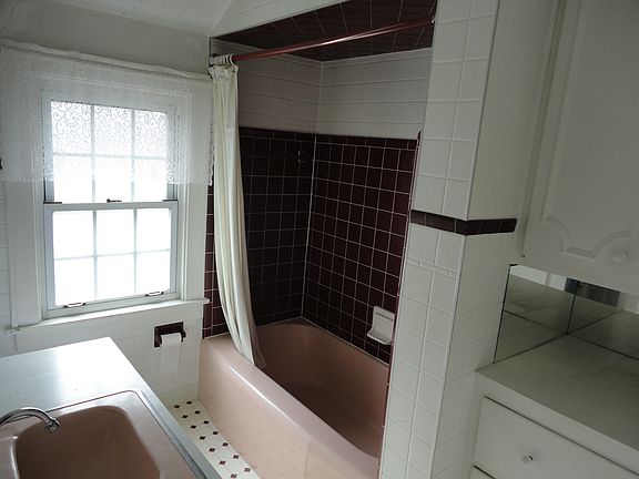 5th image of 1205 N Parkway Ave
