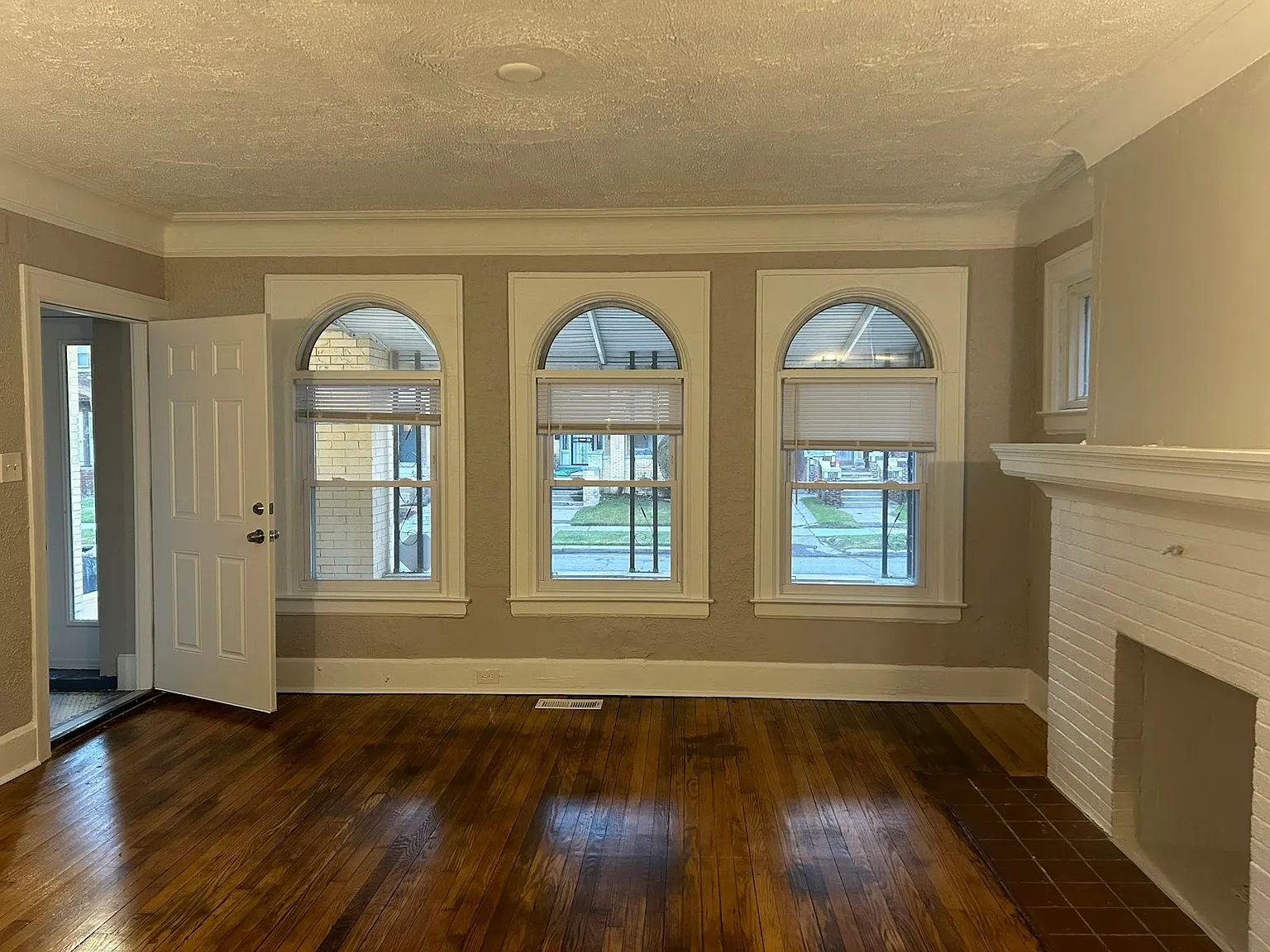 2067 Hazelwood Street — Photo 4