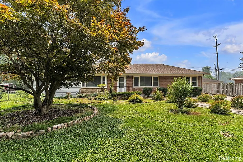 4 bed, 2.0 bath, 1934 sqft, $2,800 — Photo 2