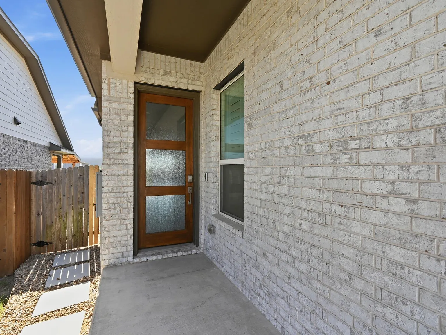 3 bed, 2.0 bath, 1699 sqft, $2,300 — Photo 4