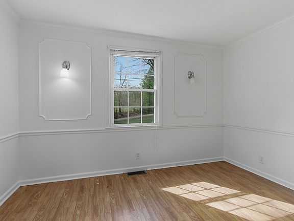 4th image of 1059 Oakwood Rd