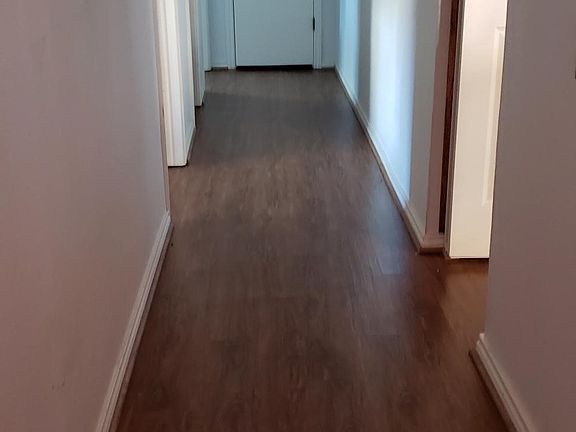 hallway between the bedrooms